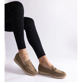 Les mocassins des femmes vertes avec un daim écologique avec une chaîne 2