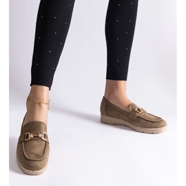 Les mocassins des femmes vertes avec un daim écologique avec une chaîne 3