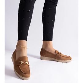 Mocassins pour femmes au caramel avec éco daim avec une chaîne brun 2