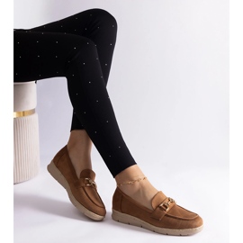 Mocassins pour femmes au caramel avec éco daim avec une chaîne brun 3