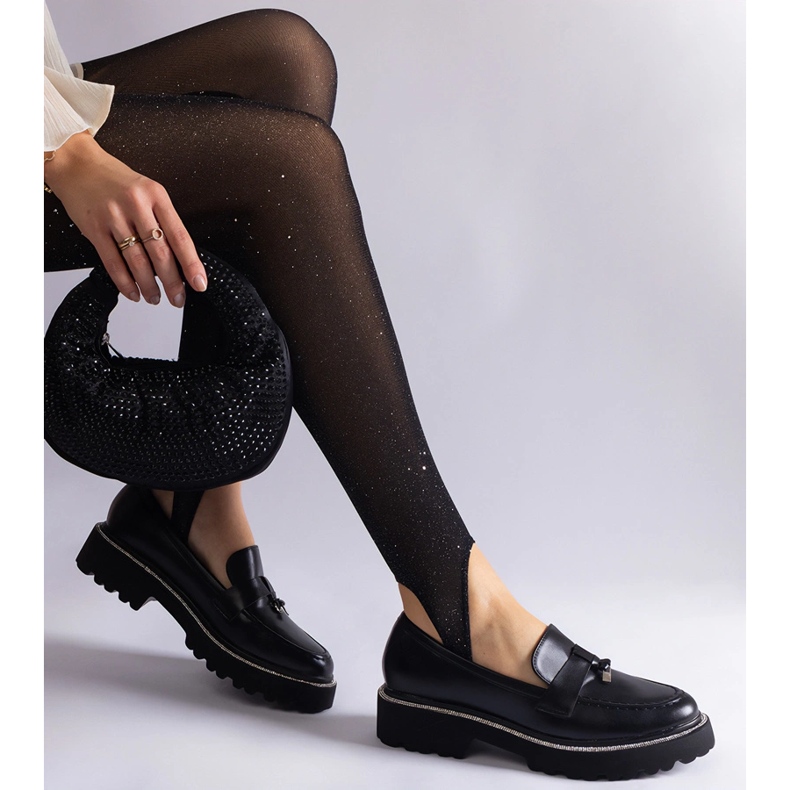 Mocassins noirs avec cuir écologique avec un ornement le noir 2 Mocassins noirs avec cuir écologique avec un ornement le noir 2
