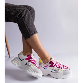 Baskets de sport blanches et roses 2