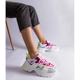Baskets de sport blanches et roses 1