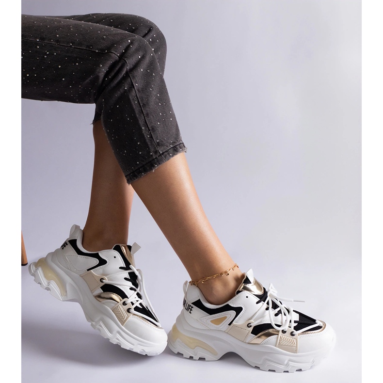 Baskets de sport blanches et noires 2