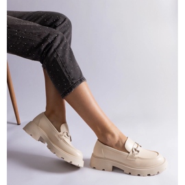 Mocassins en éco-cuir beige avec décoration dorée 1