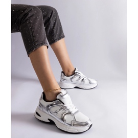 Baskets blanches et argentées pour femmes 1