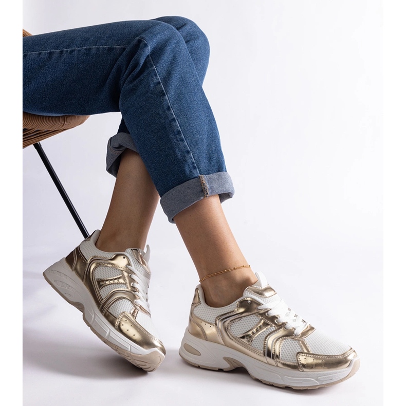 Baskets de sport blanches et dorées 1