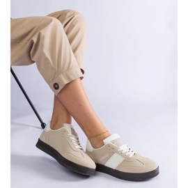 Baskets beige sur la plate-forme avec couture 1