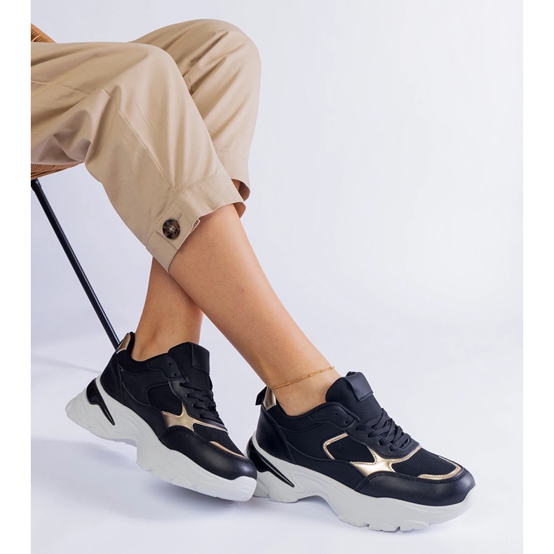 Baskets noires sur semelle massive 1