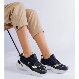 Baskets noires sur semelle massive 2