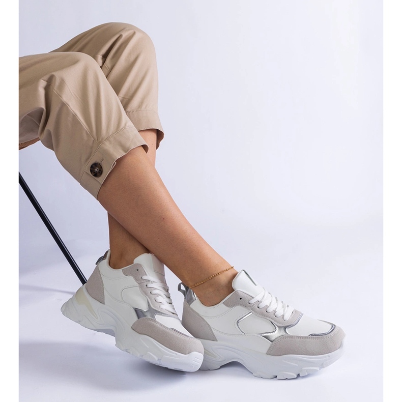 Baskets blanches sur semelle massive 1