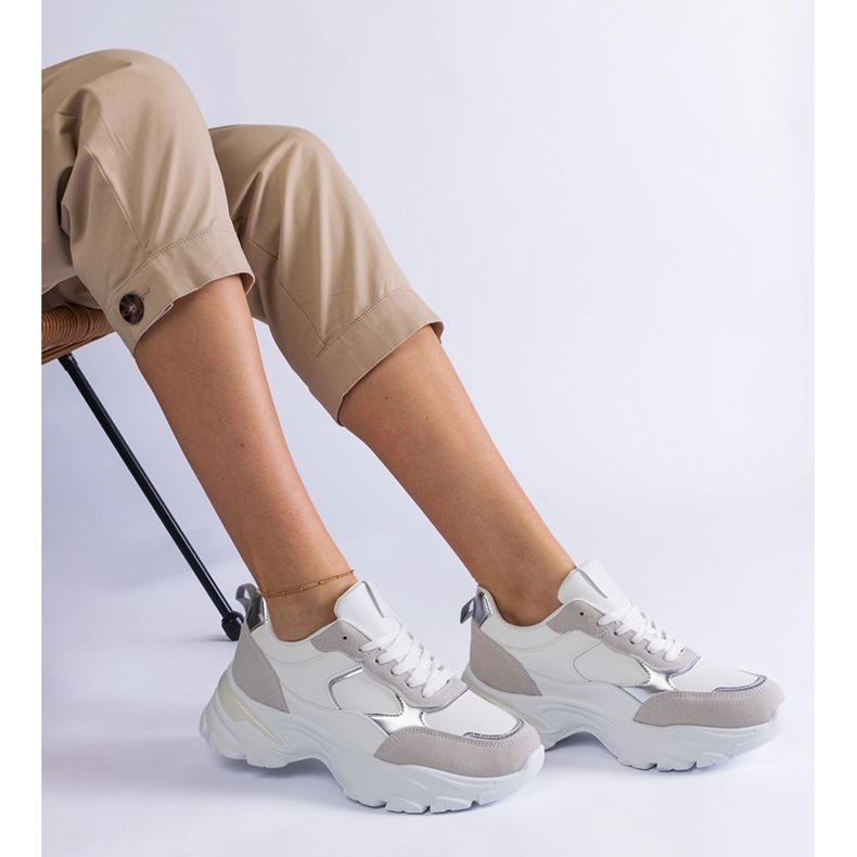 Baskets blanches sur semelle massive 2