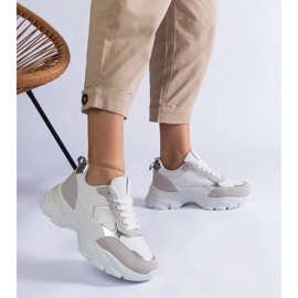 Baskets blanches sur semelle massive 3