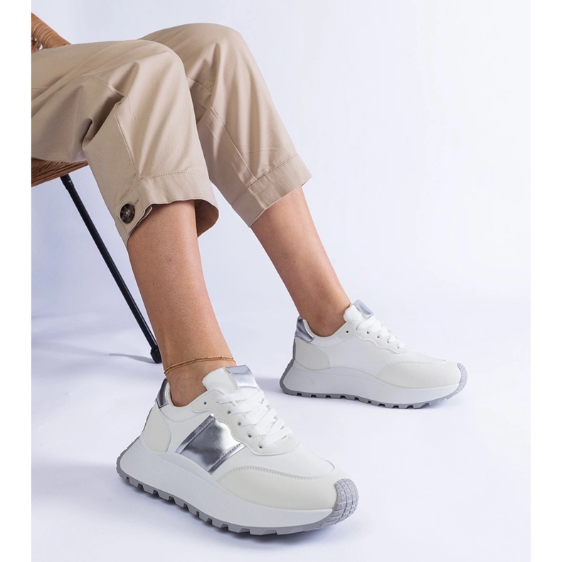 Baskets blanches sur la plateforme 1