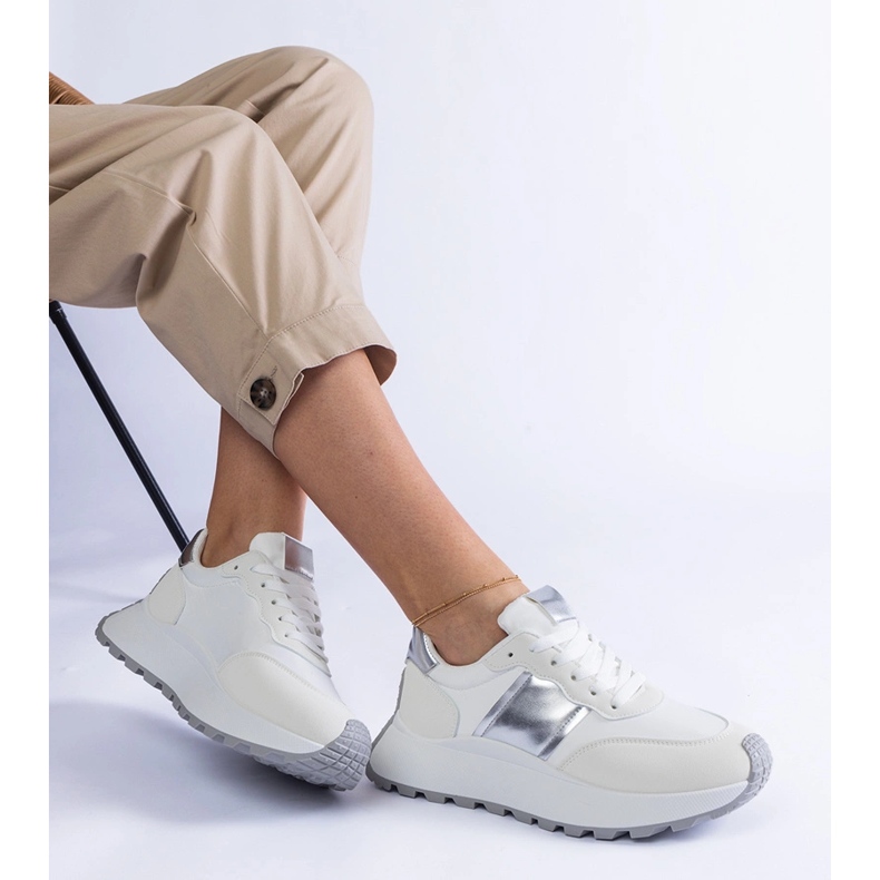 Baskets blanches sur la plateforme 2