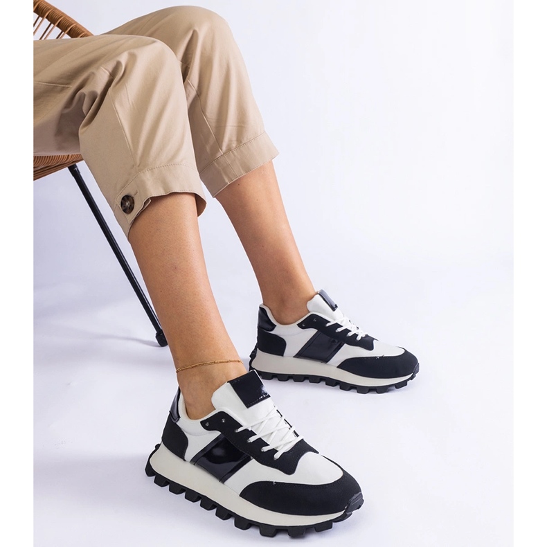 Baskets noires avec protecteur visible 1