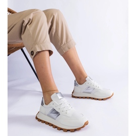 Baskets blanches avec protecteur visible 1