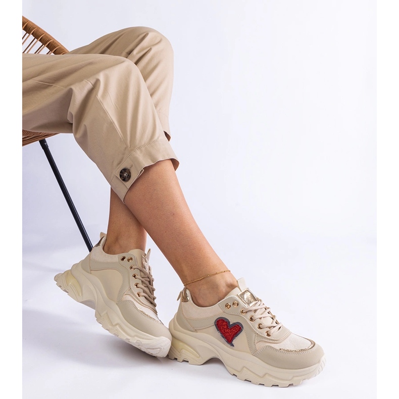 Baskets beige sur une plate-forme cardiaque 2 Baskets beige sur une plate-forme cardiaque 2