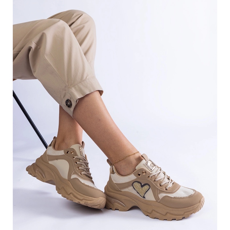 Baskets à plateforme marron avec un coeur brun 1