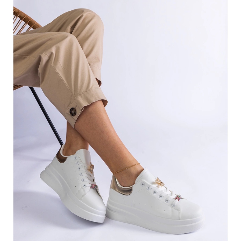 Baskets à plateforme blanches ornées d'un papillon 1