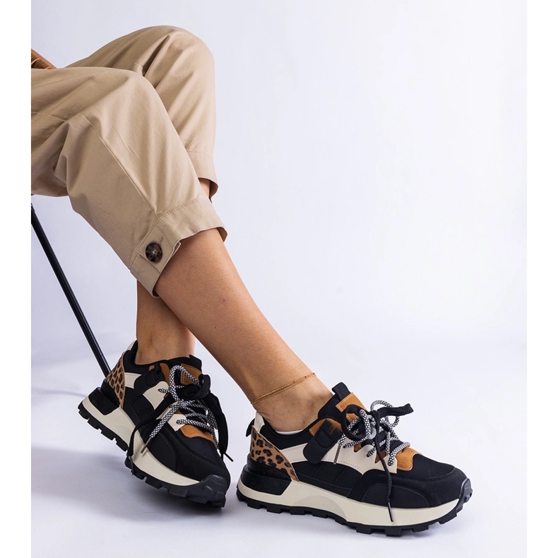 Baskets noires ornées d'un motif animalier 1