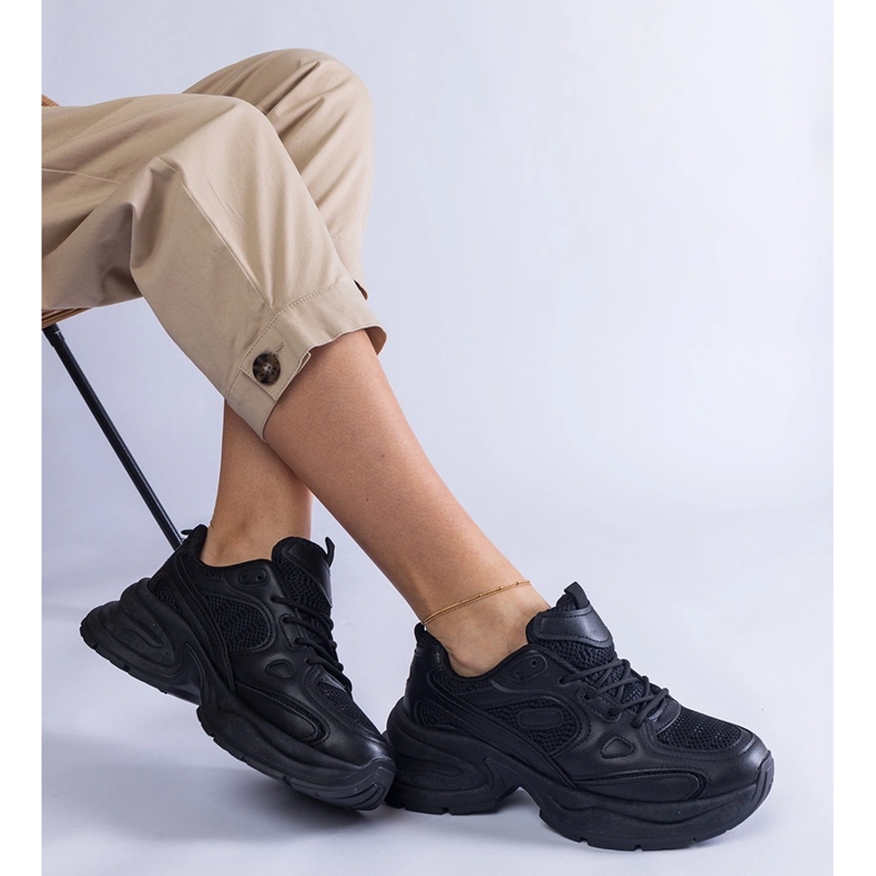 Baskets noires sur semelle massive 1