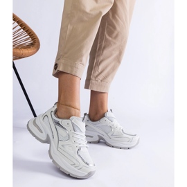 Baskets blanches sur semelle massive 2