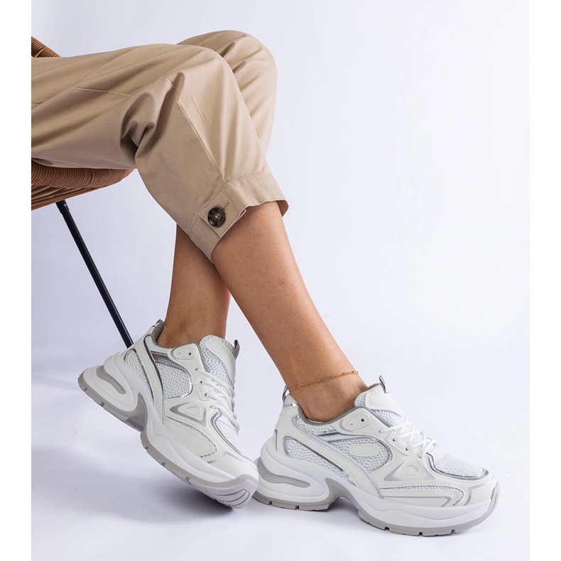 Baskets blanches sur semelle massive 1