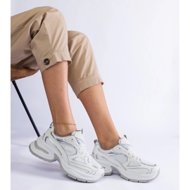Baskets blanches sur semelle massive 3