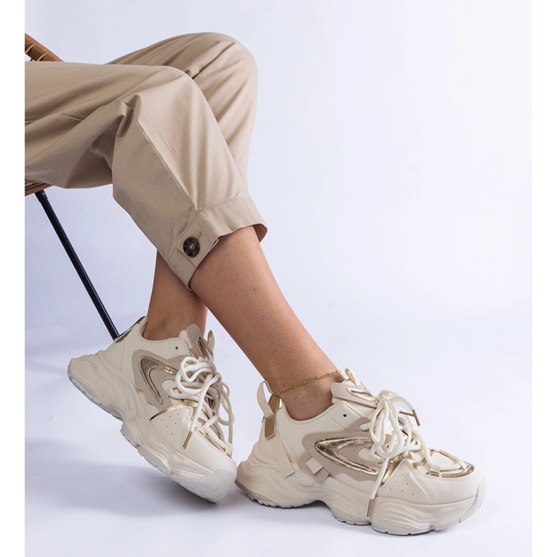Baskets sportives féminines beige sur une semelle massive 1