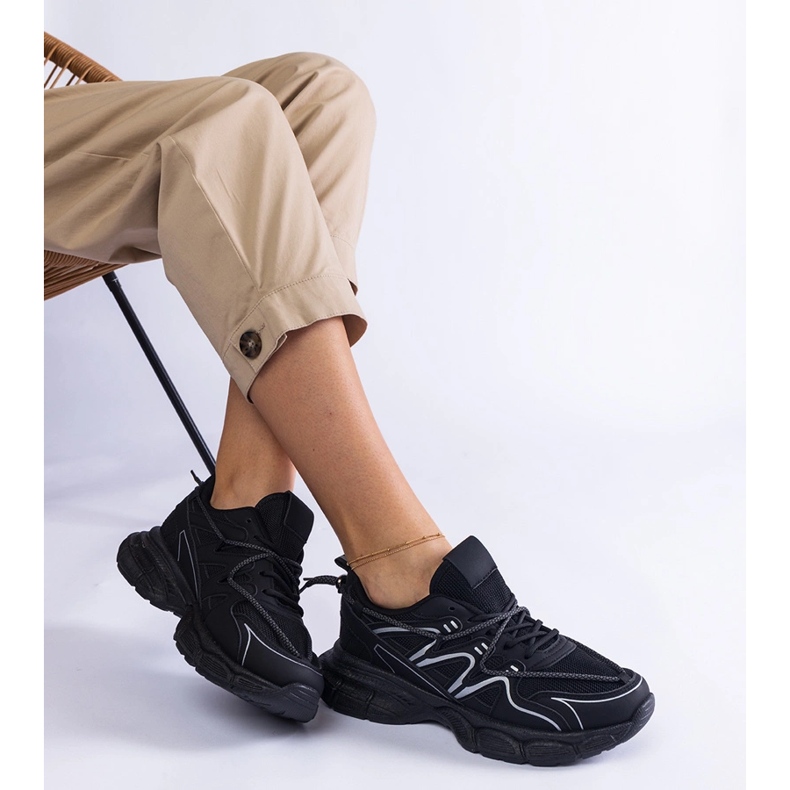 Baskets pour femmes noires sur une semelle massive 2
