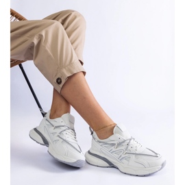 Baskets féminines blanches sur une semelle massive 2