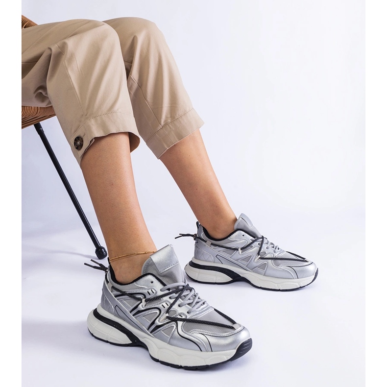 Les baskets pour femmes en argent sur une semelle massive 1