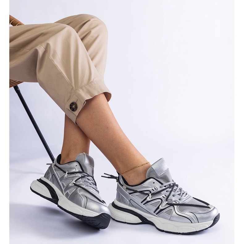 Les baskets pour femmes en argent sur une semelle massive 2