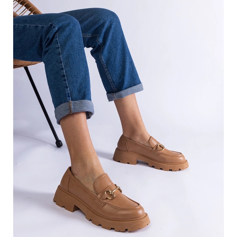 Mocassins bruns avec cuir écologique avec décoration dorée beige 1 Mocassins bruns avec cuir écologique avec décoration dorée beige 1