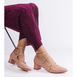 Les pompes beige verni avec une ceinture 2