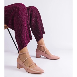 Les pompes beige verni avec une ceinture 1