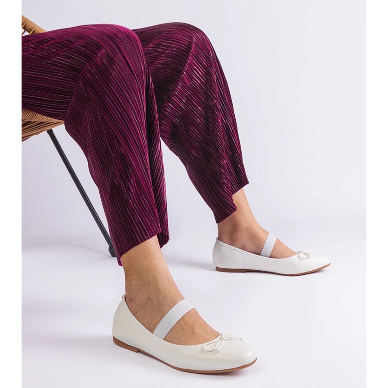 Ballerines blanches avec une bande élastique et un arc décoratif 1
