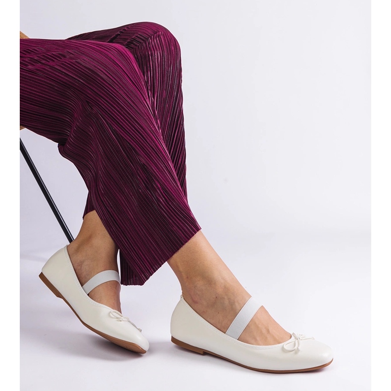 Ballerines blanches avec une bande élastique et un arc décoratif 2