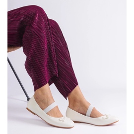 Ballerines blanches avec une bande élastique et un arc décoratif 3