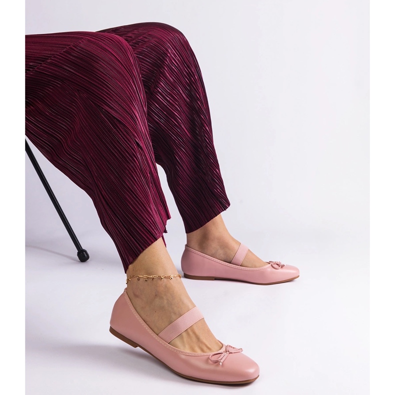 Ballerines roses avec une bande élastique et un arc décoratif 1