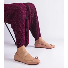 Ballerines beiges avec une bande élastique et un arc décoratif 1