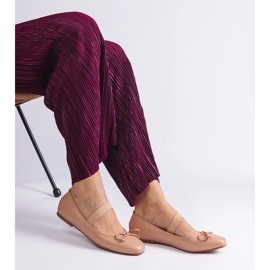 Ballerines beiges avec une bande élastique et un arc décoratif 2