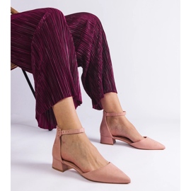 Sandales rose clair sur un poteau bas 1