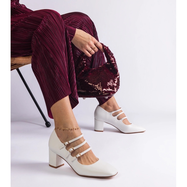 Pompes blanches sur le poteau avec des boucles décoratives 1