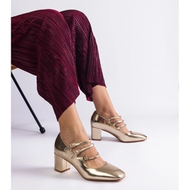 Pompes dorées sur le poteau avec des boucles décoratives 1