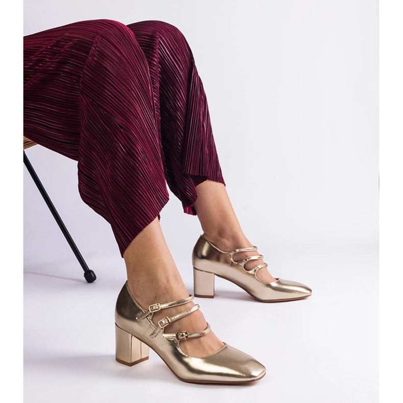 Pompes dorées sur le poteau avec des boucles décoratives 1