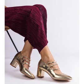 Pompes dorées sur le poteau avec des boucles décoratives 2