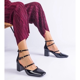 Les pompes noires ont été vernies sur un poteau avec des boucles le noir 1