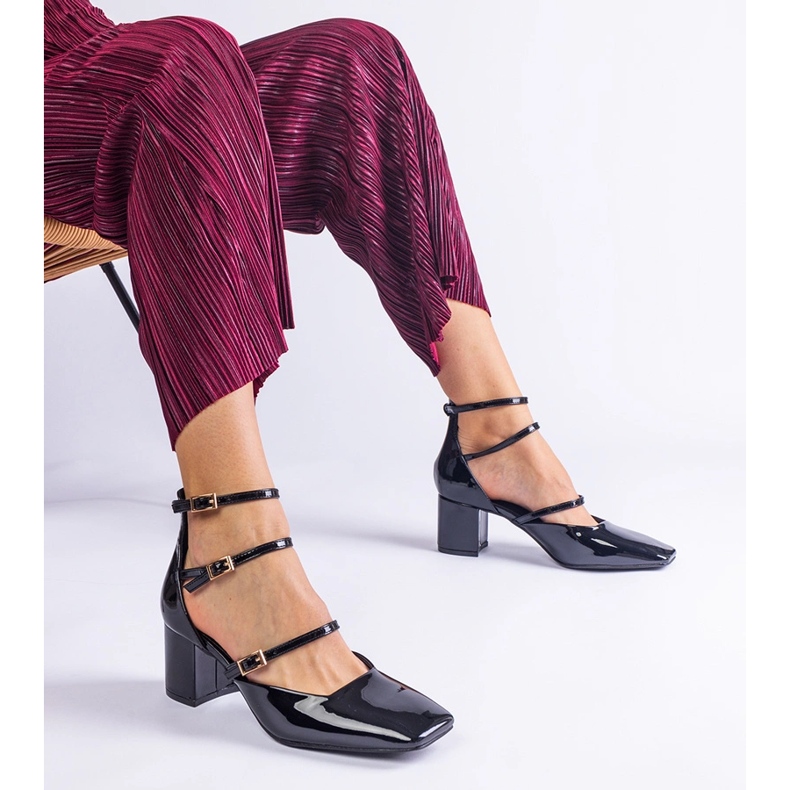 Les pompes noires ont été vernies sur un poteau avec des boucles le noir 1